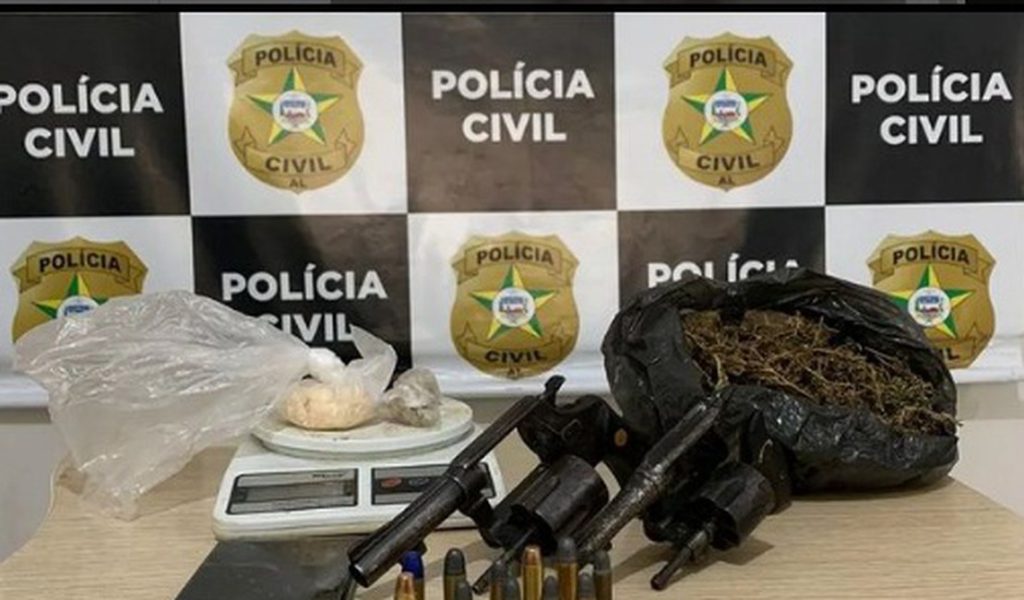 Homem é preso com droga, arma e munições em casa