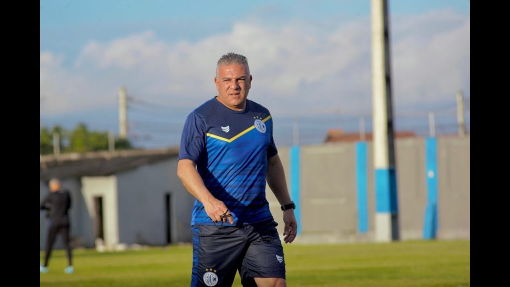 Técnico Luizinho Vieira avalia desempenho à frente do Confiança e deixa portas abertas para renovação