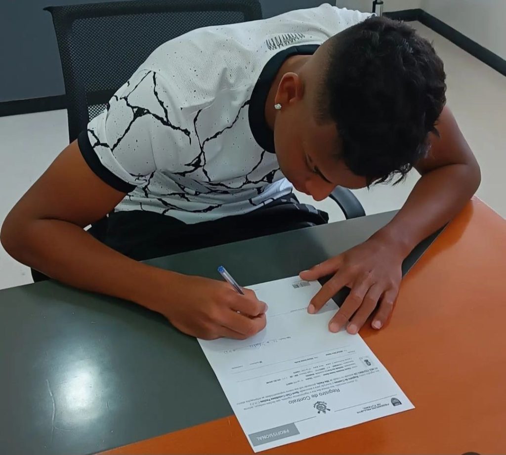 Jovem promessa Thierry Bernardo, recém-chegado ao Corinthians, impressiona com seu talento na base