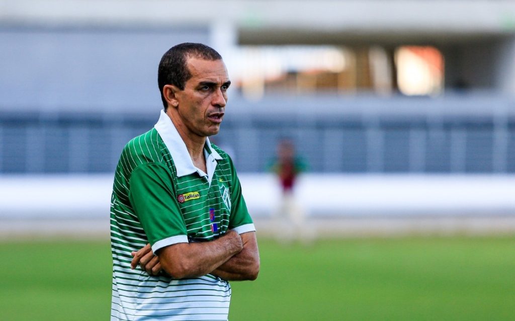 Elenilson Santos: Novo comandante do Atlético Gloriense com experiência de jogador e treinador