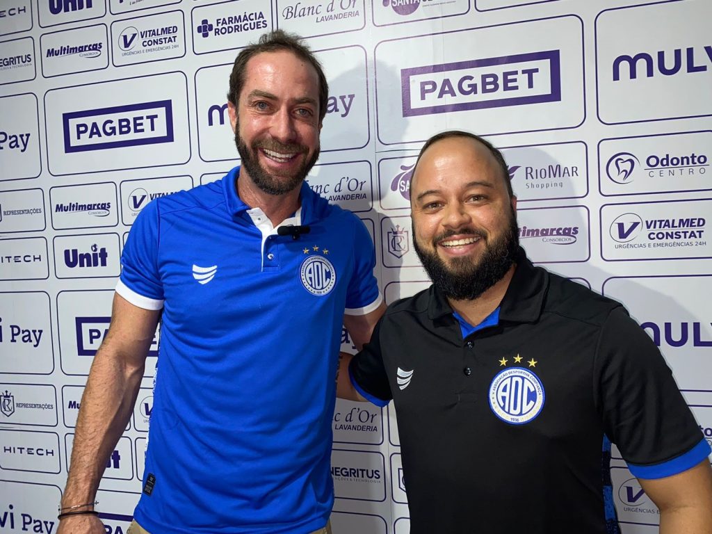 Técnico Paulo Massaro é apresentado pelo Confiança