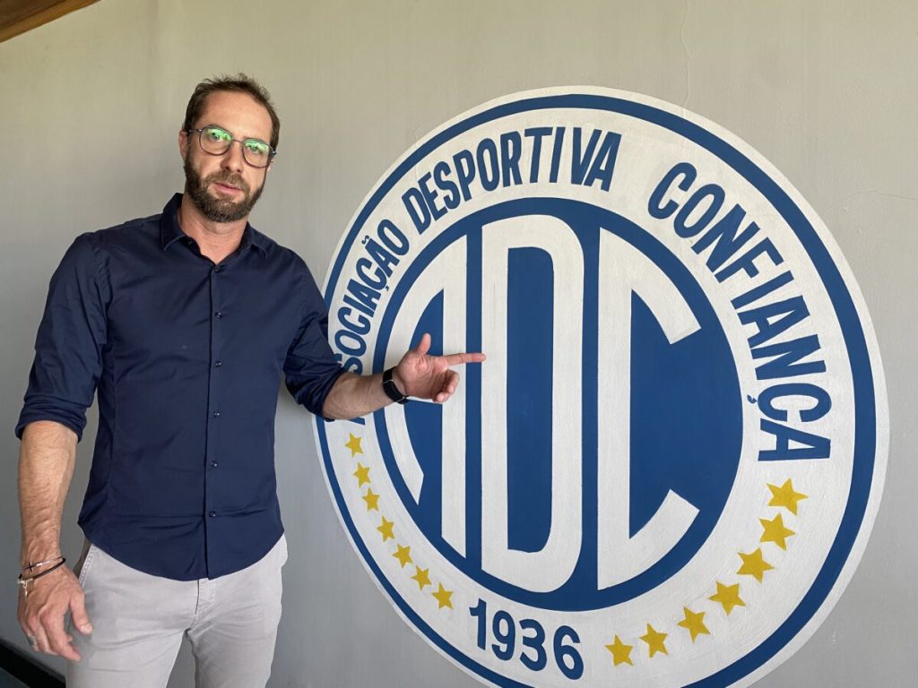 Ping pong com o técnico do Confiança, Paulo Massaro