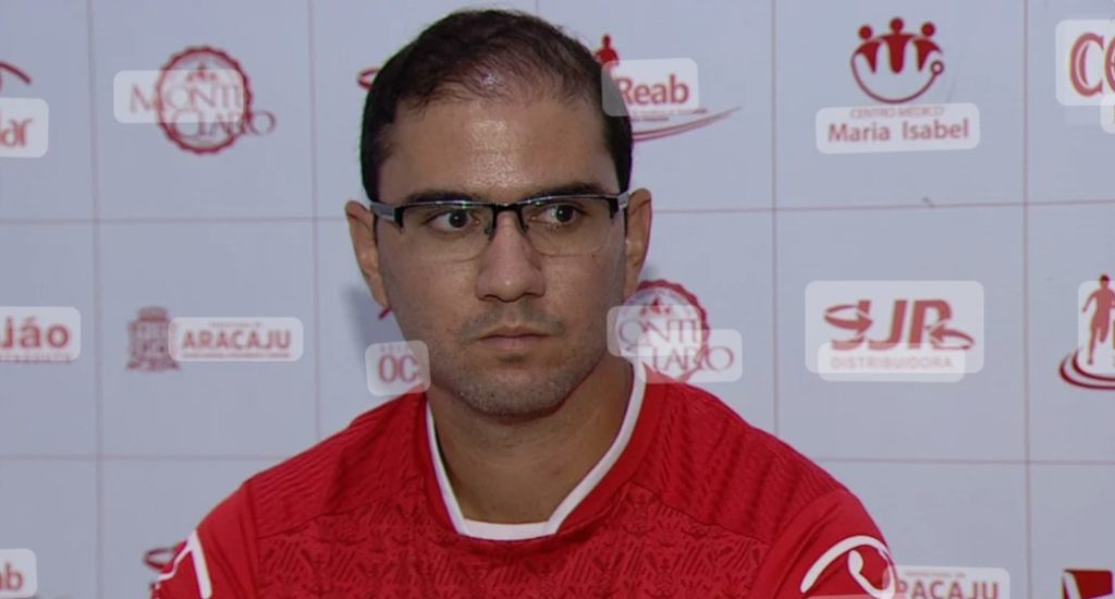 Ernan Sena retorna ao comando do Sergipe após suspensão de 240 dias por agredir arbitragem na Copa do Brasil