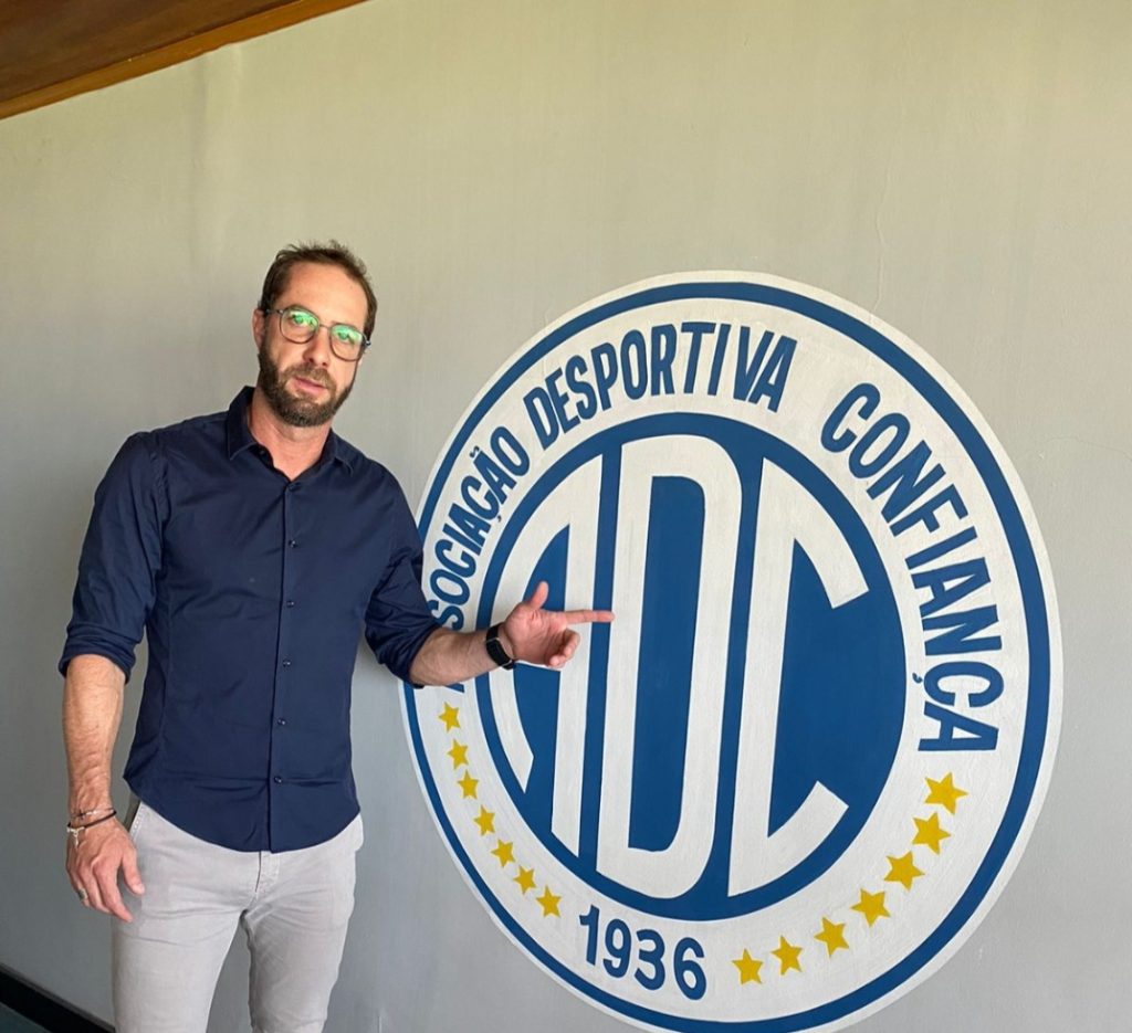 Técnico Paulo Massaro desembarca em Aracaju e inicia trabalhos no Sabino Ribeiro