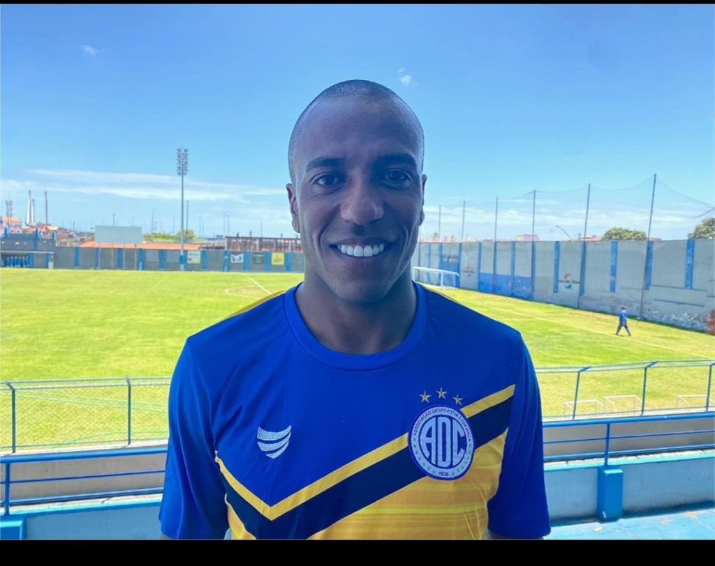 Lateral-Direito Samuel Santos se apresenta no Sabino Ribeiro
