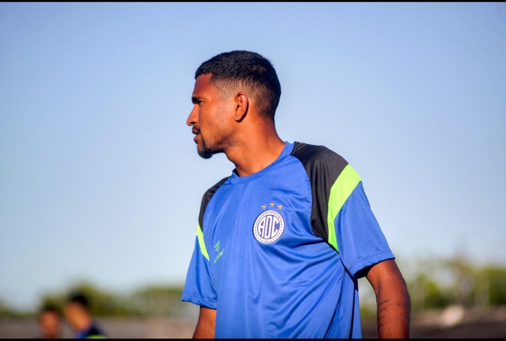 Confiança contrata o atacante Lucas