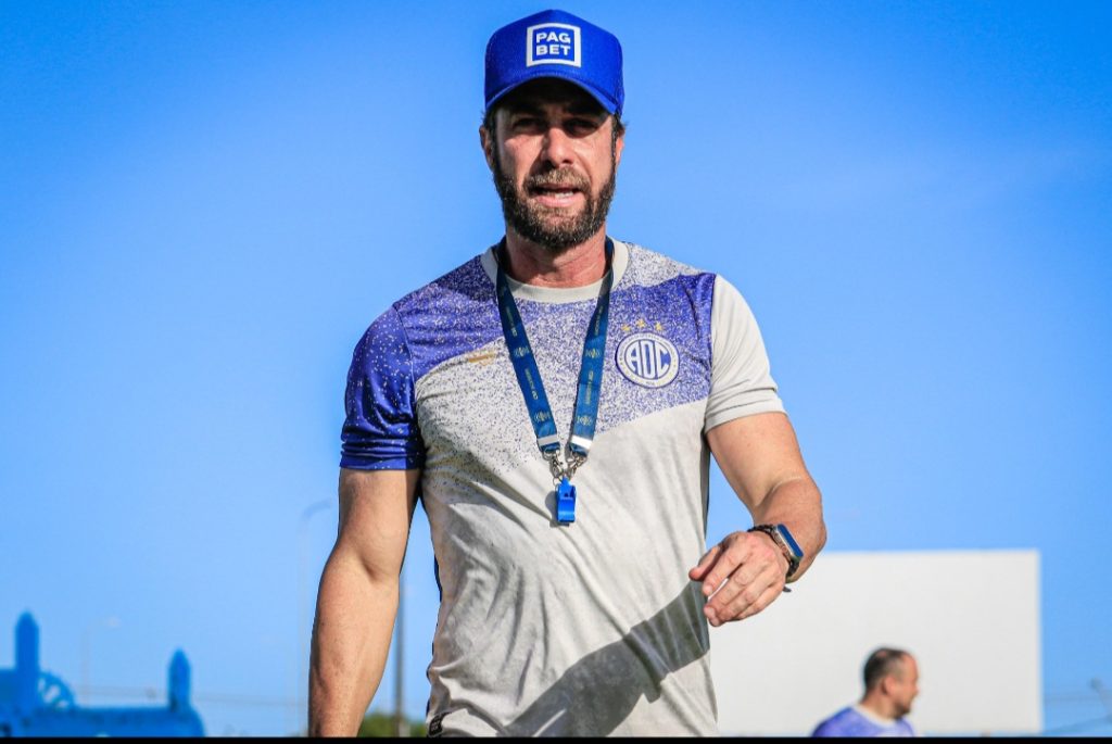 Confiança dispensa técnico após eliminação na Copa do Brasil