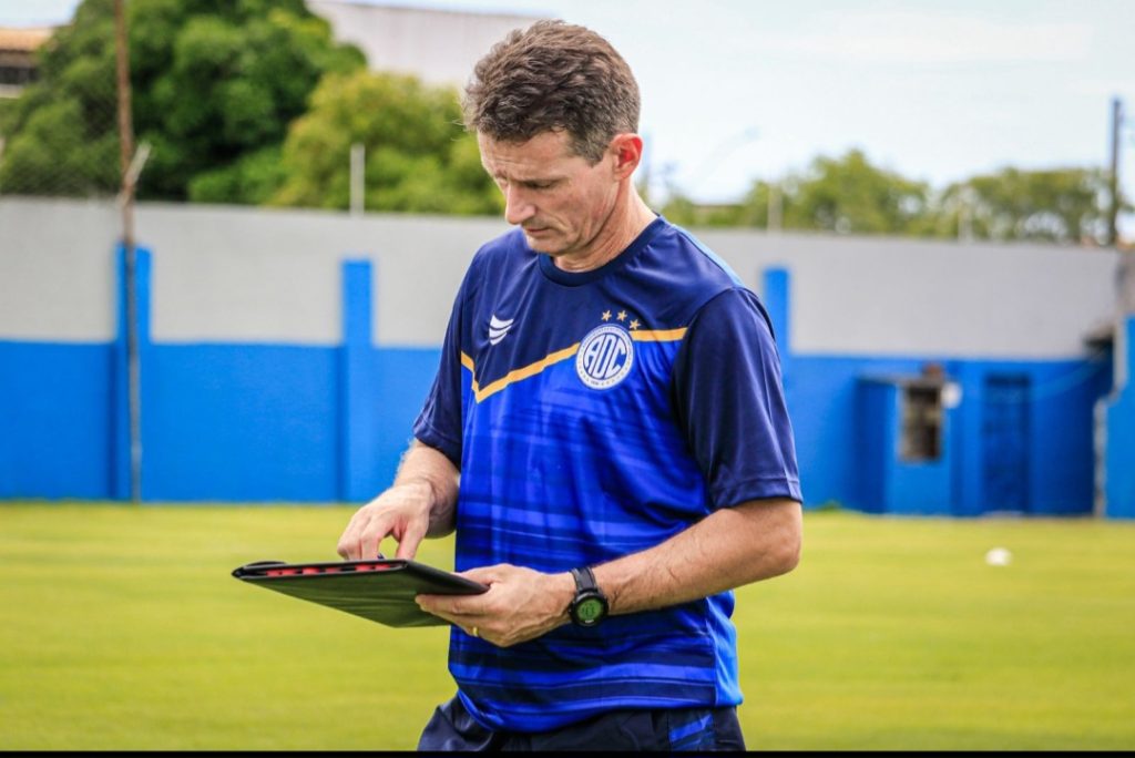 Técnico do Confiança avalia derrota em amistoso e projeta ajustes para semifinal decisiva