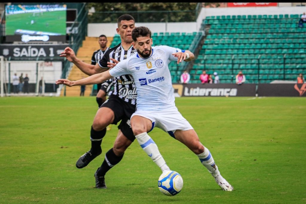Confiança perde para Figueirense e técnico Gerson Gusmão fica na corda bamba