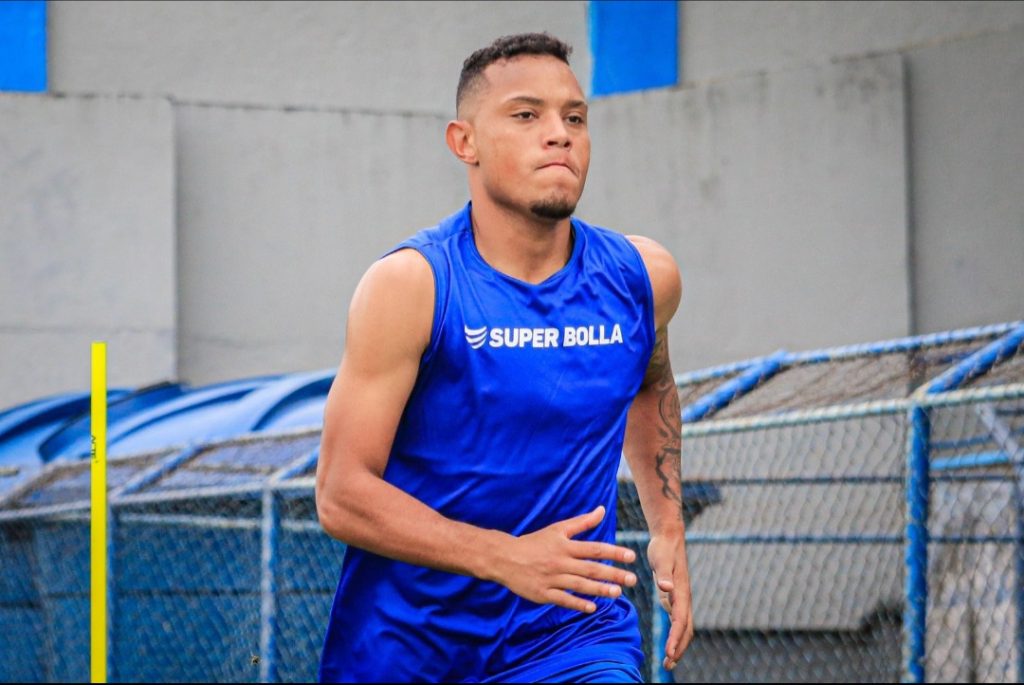 Atacante Douglas é o novo reforço do Confiança