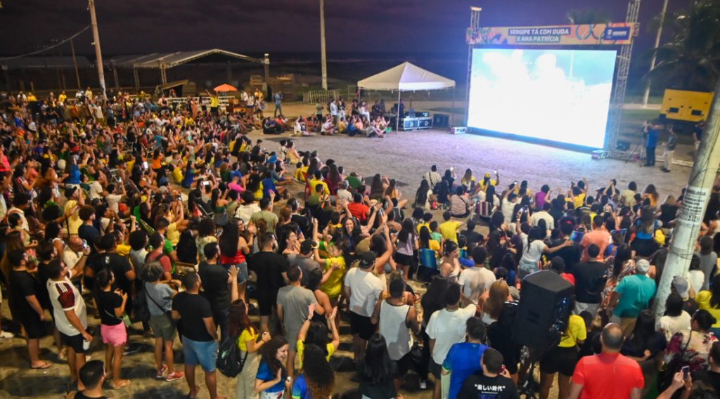 Sergipanos celebram conquista do ouro no vôlei de praia no espaço montado pelo Governo do Estado