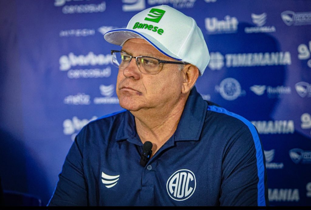 Waguinho Dias elogia estrutura do Confiança e mira retorno à Série B do Campeonato Brasileiro