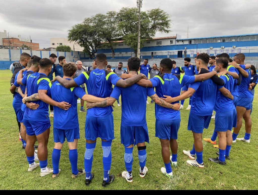 Confiança faz último treino antes de enfrentar o Falcon