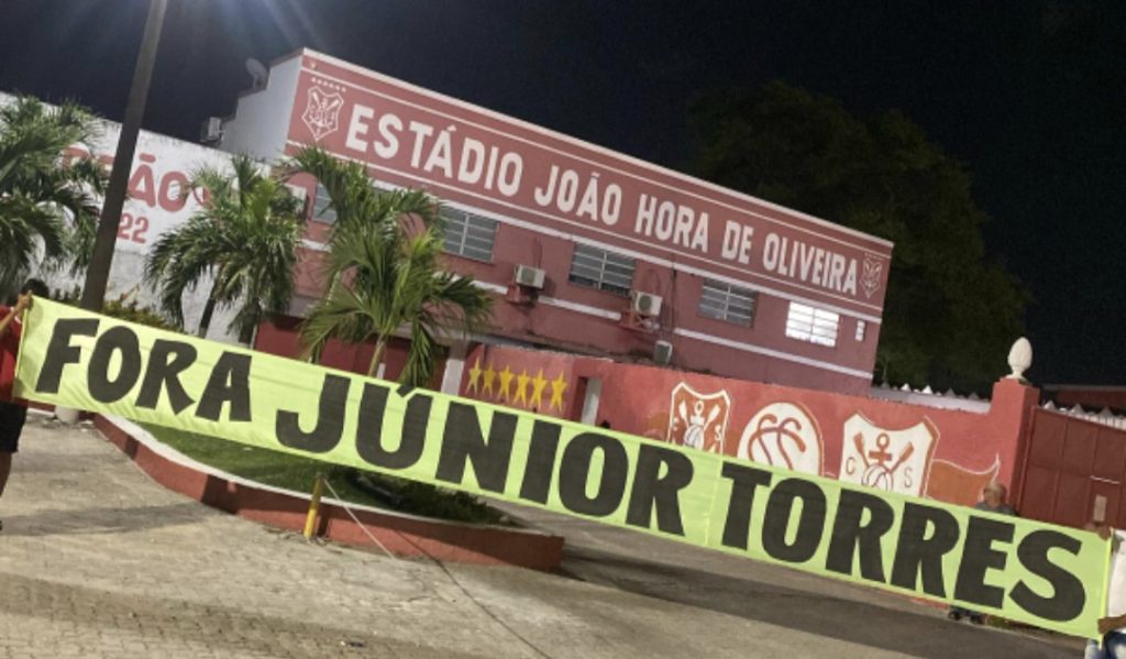 Crise no Sergipe: Quatro diretores pedem demissão e aumenta pressão sobre presidente Júnior Torres