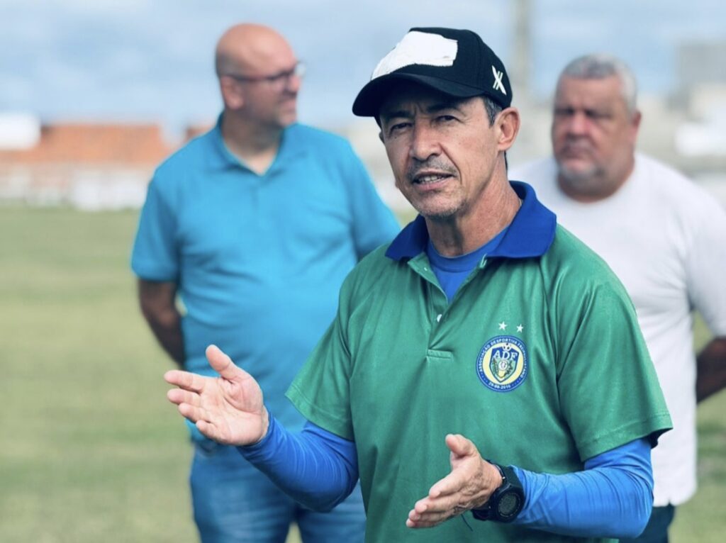 Betinho demonstra estratégia para montar equipe