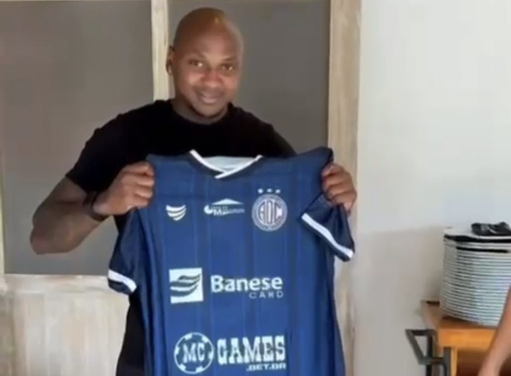 Confiança contrata o atacante Sassá