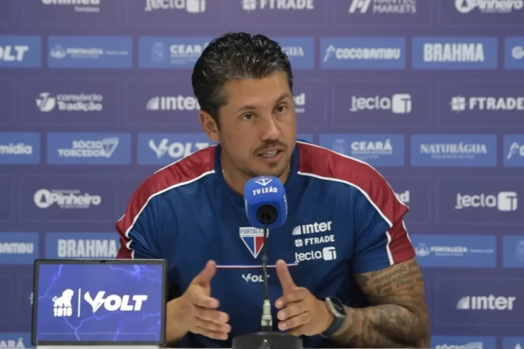 Fortaleza vence Criciúma e Thiago Carpini esclarece gesto após polêmica Fortaleza vence Criciúma e Thiago Carpini esclarece gesto após polêmica
