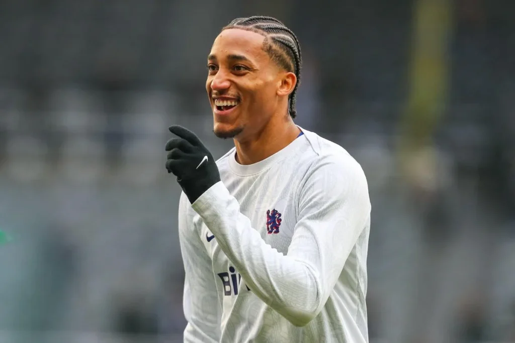 João Pedro treina em Londres na esperança de vaga na Copa enquanto Barcelona recua