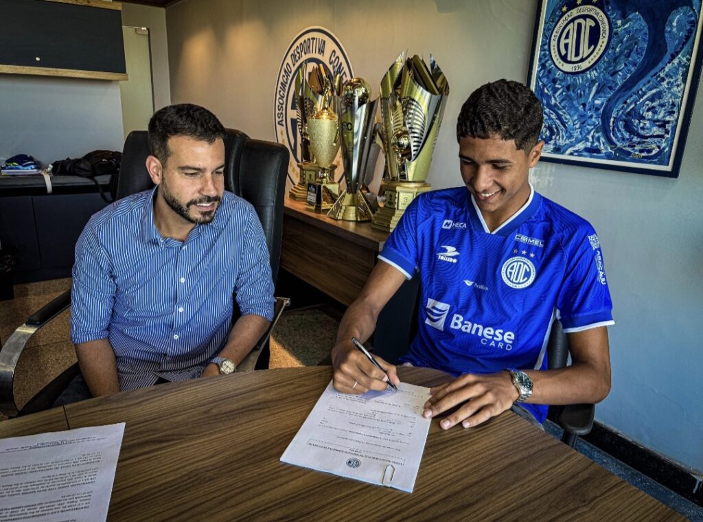 Confiança assina contrato de formação com zagueiro de 17 anos Confiança assina contrato de formação com zagueiro de 17 anos
